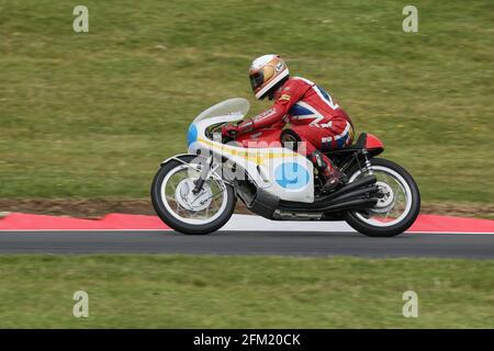 John Cronshaw sulla Honda a 6 cilindri RC166 approda Collo d'oca al Cadwell Park International Classic nel luglio 2015 Foto Stock