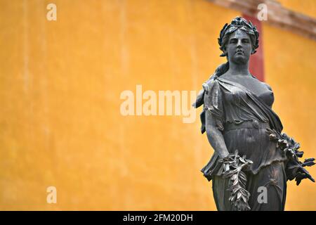 Vista panoramica del Monumento a la Paz, una scultura in bronzo Jesús Contreras con una cava e una base in marmo in Plaza de la Paz, Guanajuato Messico. Foto Stock