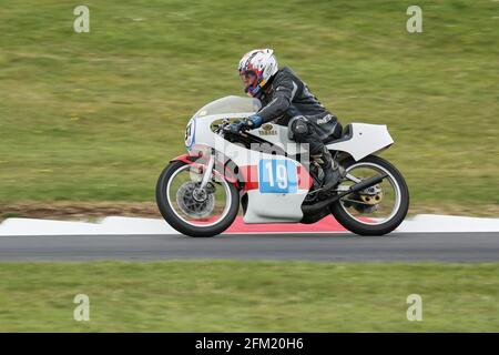 Mick Grant sulle ex opere Suzuki RG500 in Team Heron Colors approda il Gooseneck al Cadwell Park International Classico nel luglio 2015 Foto Stock