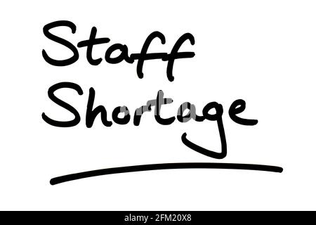 Carenza di personale, scritta a mano su sfondo bianco. Foto Stock