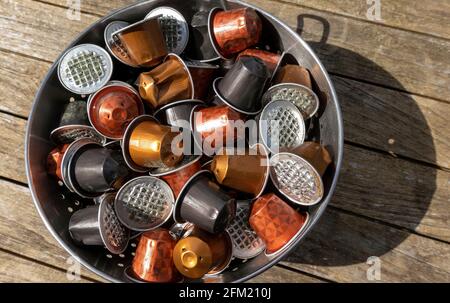 Inghilterra, Regno Unito. 2021. Capsule di caffè usate pronte per il riciclaggio dei piani in alluminio Foto Stock