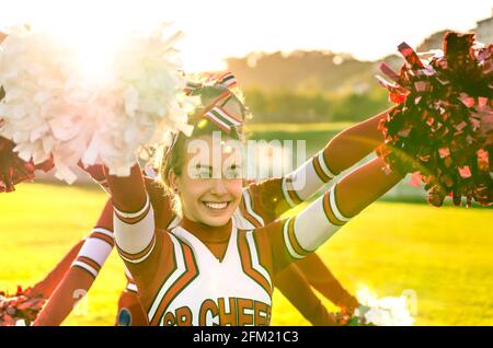 Ritratto di un cheerleeder in azione Foto Stock