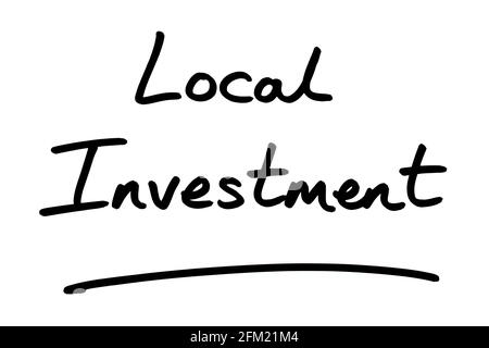 Investimento locale, scritto a mano su uno sfondo bianco. Foto Stock