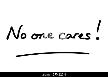 Nessuno si preoccupa! scritto a mano su sfondo bianco. Foto Stock