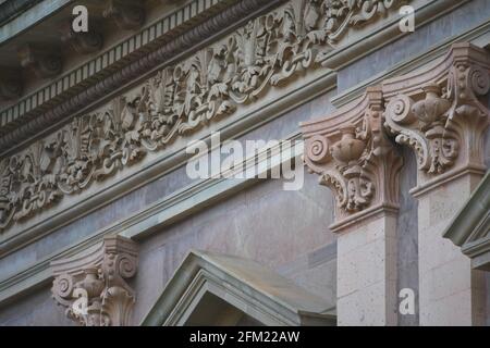 Frontone in marmo a ritmo dorico e colonne del Teatro Juárez di Guanajuato Messico. Foto Stock