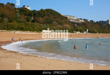 Persone in mare, Folkestone, Kent, Inghilterra Foto Stock