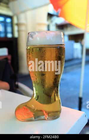 Birra nel bicchiere del bagagliaio sul tavolo Foto Stock