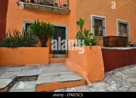 Pittoresca casa coloniale spagnola con una parete in stucco veneziano nel centro storico di Guanajuato in Messico. Foto Stock