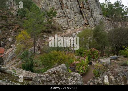 Penha Garcia storico villaggio paesaggio della spiaggia del fiume Pego piena di rocce e alberi, in Portogallo Foto Stock