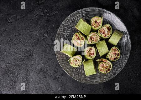 Freschi Fatti in casa a base di mirtillo palustre pinwheels fatta con crema di formaggio, di mirtilli rossi secchi, noci, formaggio di capra e rosmarino pronto per le vacanze. Foc selettiva Foto Stock