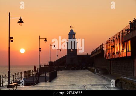 Alba sul Harbour Arm e Lighthouse Champagne Bar, Folkestone, Kent, Inghilterra Foto Stock