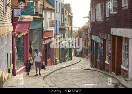 The Old High Street all'alba, Folkestone, Kent, Inghilterra Foto Stock