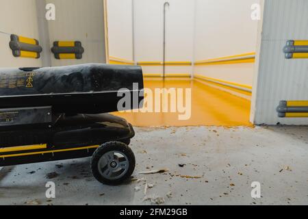 Pistola termica industriale per il riscaldamento di grandi spazi sul campo di costruzioni e pavimenti industriali Foto Stock