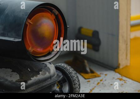 Pistola termica industriale per il riscaldamento di grandi spazi sul campo di costruzioni e pavimenti industriali Foto Stock