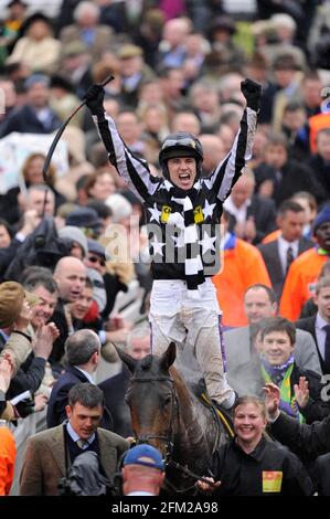 RACING CHELTENHAM FESTIVAL 2010 4° GIORNO 19/3/10. IL VINCITORE DELLA GOLD CUP PADDY BRENNAN SUL COMANDANTE IMPERIALE. IMMAGINE DAVID ASHDOWN Foto Stock