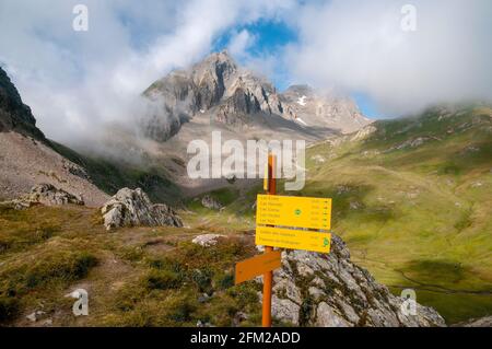 Sentiero escursionistico ai 5 laghi di Forclaz con segnaletica, Beaufortain massiccio, Savoia (73), Auvergne-Rodano-Alpi, Francia Foto Stock