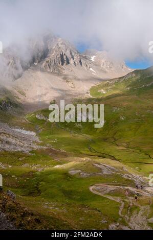 Sentiero escursionistico con la gente ai 5 laghi di Forclaz, Beaufortain massiccio, Savoia (73), Auvergne-Rodano-Alpi, Francia Foto Stock