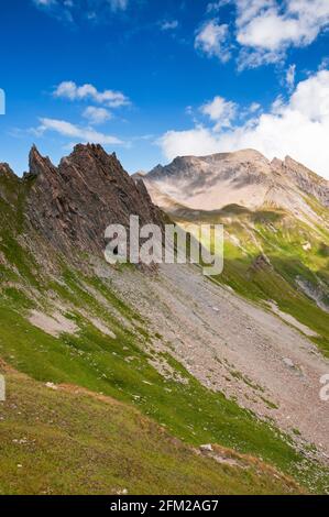 Formazione rocciosa dai cinque laghi di Forclaz, Beaufortain massiccio, Savoia (73), Auvergne-Rhone-Alpes, Francia Foto Stock