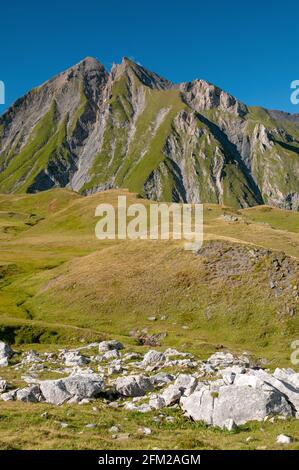 Formazione rocciosa dai cinque laghi di Forclaz, Beaufortain massiccio, Savoia (73), Auvergne-Rhone-Alpes, Francia Foto Stock