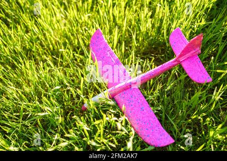 Un giocattolo di plastica rosa per bambini giace sull'erba Foto Stock