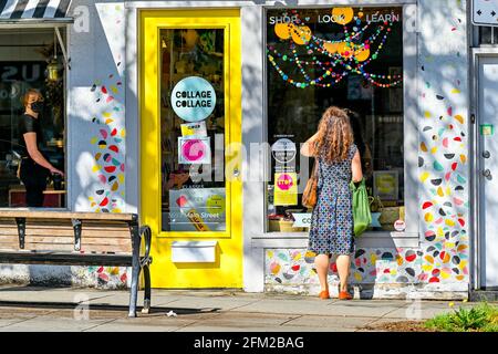 Donna che guarda nella finestra del Collage Craft Shop, Main St. Vancouver, British Columbia, Canada Foto Stock