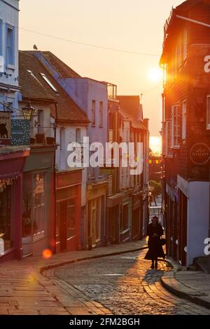 The Old High Street all'alba, Folkestone, Kent, Inghilterra Foto Stock