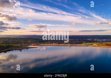 Drone vista panoramica aerea del lago Sabugal Dam con perfetto riflesso, in Portogallo Foto Stock
