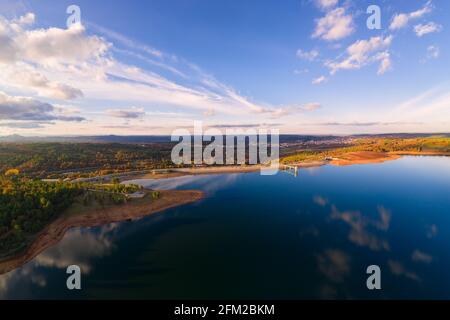 Drone vista panoramica aerea del lago Sabugal Dam con perfetto riflesso, in Portogallo Foto Stock