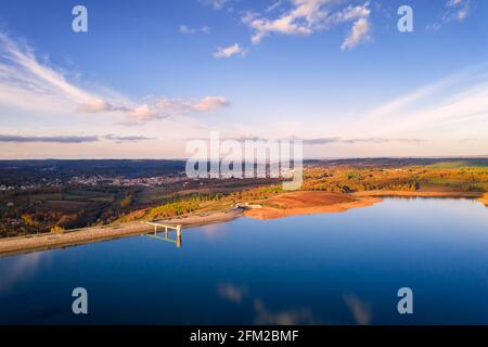 Drone vista panoramica aerea del lago Sabugal Dam con perfetto riflesso, in Portogallo Foto Stock