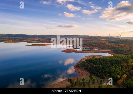 Drone vista panoramica aerea del lago Sabugal Dam con perfetto riflesso, in Portogallo Foto Stock