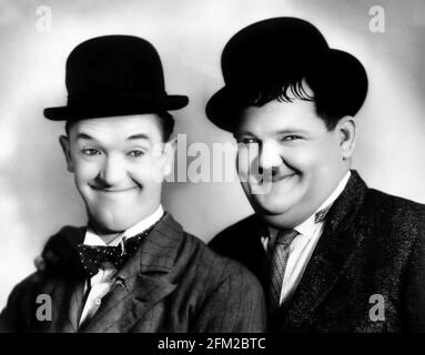 Laurel e Hardy. Ritratto del duo comico Stan Laurel (1890 -1965) e Oliver Hardy (1892-1957), studio di pubblicità girato, anni '30 Foto Stock