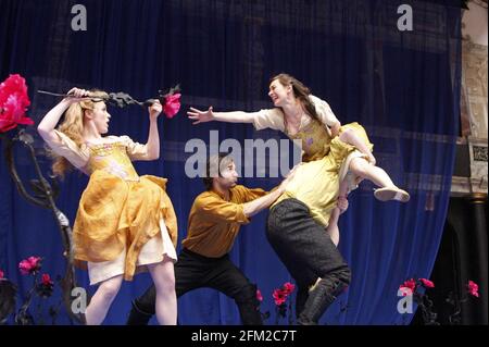 l-r: Laura Rogers (Helena), Oliver Boot (Demetrius), Pippa Nixon (Hermia), Christopher Brandon (Lysander) nel SOGNO DI UNA NOTTE DI MEZZA ESTATE di Shakespeare al Globe di Shakespeare, Londra SE1 21/05/2008 design: Mike Britton regista: Jonathan Munby Foto Stock