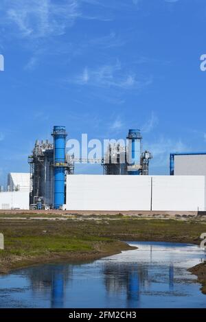 HUNTINGTON BEACH, CALIFORNIA - 28 Apr 2021: Huntington Beach Energy Project (HBEP) con riflessione nelle acque della Marsh Magnolia. Foto Stock