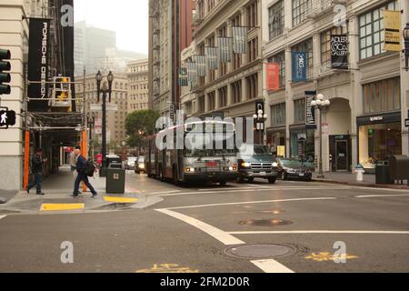 San Francisco, California / Stati Uniti d'America - 27 maggio 2013: Fermata dell'autobus pubblico al semaforo rosso nel centro della città Foto Stock