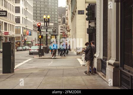 San Francisco, California / Stati Uniti d'America - 27 maggio 2013: Musicisti di strada che suonano la tromba su una strada nel centro della città Foto Stock