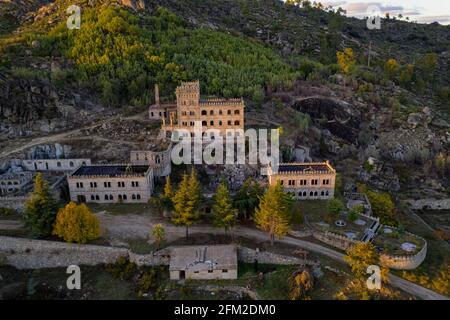 Panorama aereo del drone di Termas Radium Hotel Serra da pena al tramonto a Sortelha, Portogallo Foto Stock