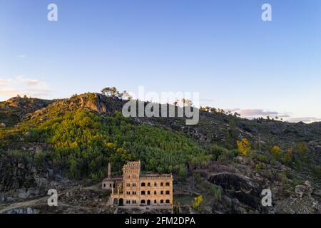 Panorama aereo del drone di Termas Radium Hotel Serra da pena al tramonto a Sortelha, Portogallo Foto Stock