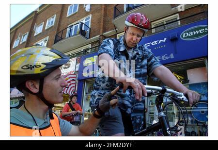 Cole Morton con istruttore di ciclo Steve Wagland (controllare l'ortografia) Fai un giro nel negozio di biciclette di Edwardes in Camberwell Road attraverso Elephant & Castle sul ponte di Waterloo in Soho.Pic David Sandison 13/6/2003 Foto Stock