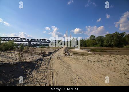 Strada rocciosa su un letto di fiume essiccato in italiano campagna in un giorno limpido in primavera Foto Stock