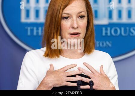 Il segretario alla stampa della Casa Bianca Jen Psaki parla ai media nella Sala Stampa della Casa Bianca a Washington, DC, USA, 05 maggio 2021.il segretario alla stampa della Casa Bianca Jen Psaki parla ai media nella Sala Stampa della Casa Bianca a Washington, DC, USA, 05 maggio 2021.Credit: Jim Loscalzo/Pool via CNP /MediaPunch Foto Stock