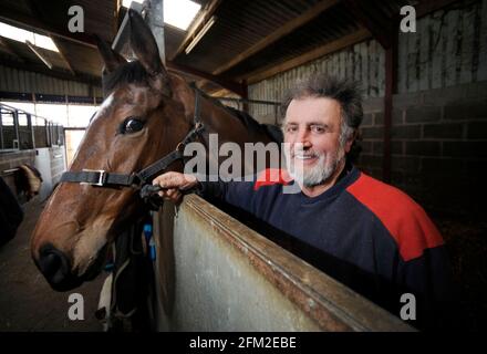 IL FORMATORE PAT RODFORD & SPARKEY PUÒ CHI CORRERÀ A CHELTENHAM NELLE SUE SCUDERIE IN ASH SOMERSET.7/3/2011. IMMAGINE DAVID ASHDOWN Foto Stock