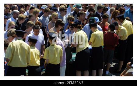 Wimbledon Day One..... e i giocatori e i crouds sono stati trattati a glorioso Weather.Fans in cerca di Wimbledonpic David Sandison 24/6/2002 Foto Stock