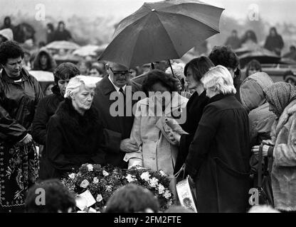 File photo datato 07/05/1981 di Bobby Sands madre Rosaleen, suo marito John al graveside durante i suoi funerali al cimitero di Milltown a Belfast. La morte del prigioniero dell'IRA Bobby Sands 40 anni fa questa settimana, seguita da altri nove repubblicani durante uno sciopero della fame nella prigione di Maze a Co Antrim, ha scatenato significativi disordini civili in tutta l'Irlanda del Nord. Data di emissione: Mercoledì 5 maggio 2021. Foto Stock