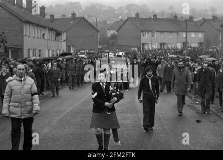 File photo datato 07/05/1981 di una ragazza piper che conduce la processione funeraria del protetore della fame dell'IRA Bobby Sands, MP dalla chiesa di San Luca sulla tenuta di Twinbrook al cimitero di Milltown, Belfast. La morte del prigioniero dell'IRA Bobby Sands 40 anni fa questa settimana, seguita da altri nove repubblicani durante uno sciopero della fame nella prigione di Maze a Co Antrim, ha scatenato significativi disordini civili in tutta l'Irlanda del Nord. Data di emissione: Mercoledì 5 maggio 2021. Foto Stock