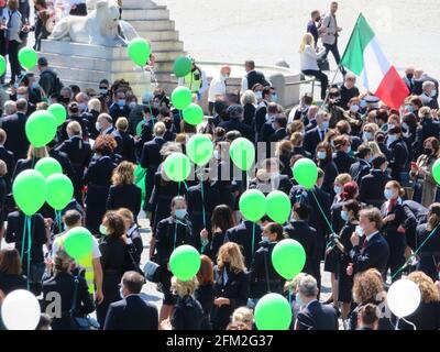 Roma, Italia. 05 maggio 2021. Dipendenti della compagnia aerea nazionale italiana Alitalia in mostra in Piazza del Popolo, Roma, Italia il 5 maggio 2021. Alitalia ha iniziato i suoi servizi il 5 maggio 1947, con il volo Torino - Roma - Catania. Attualmente il marchio sta per essere represso dal governo italiano per la bancarotta del passato management. Migliaia di dipendenti rischiano di perdere il lavoro. (Foto di Elisa Gestri/Sipa USA) Credit: Sipa USA/Alamy Live News Foto Stock