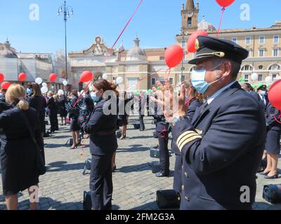 Roma, Italia. 05 maggio 2021. Dipendenti della compagnia aerea nazionale italiana Alitalia in mostra in Piazza del Popolo, Roma, Italia il 5 maggio 2021. Alitalia ha iniziato i suoi servizi il 5 maggio 1947, con il volo Torino - Roma - Catania. Attualmente il marchio sta per essere represso dal governo italiano per la bancarotta del passato management. Migliaia di dipendenti rischiano di perdere il lavoro. (Foto di Elisa Gestri/Sipa USA) Credit: Sipa USA/Alamy Live News Foto Stock