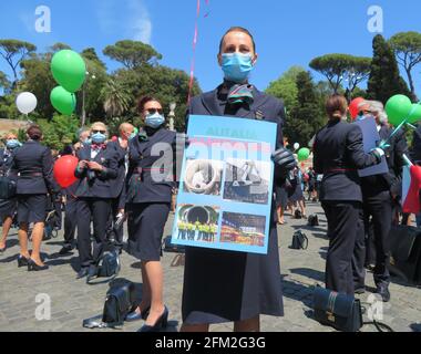 Roma, Italia. 05 maggio 2021. Dipendenti della compagnia aerea nazionale italiana Alitalia in mostra in Piazza del Popolo, Roma, Italia il 5 maggio 2021. Alitalia ha iniziato i suoi servizi il 5 maggio 1947, con il volo Torino - Roma - Catania. Attualmente il marchio sta per essere represso dal governo italiano per la bancarotta del passato management. Migliaia di dipendenti rischiano di perdere il lavoro. (Foto di Elisa Gestri/Sipa USA) Credit: Sipa USA/Alamy Live News Foto Stock