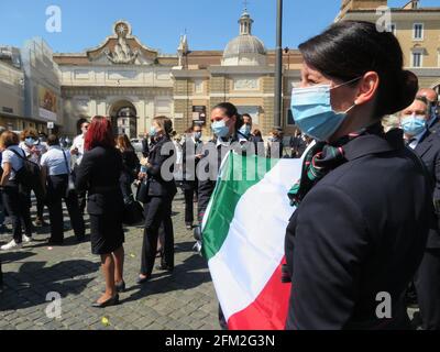 Roma, Italia. 05 maggio 2021. Dipendenti della compagnia aerea nazionale italiana Alitalia in mostra in Piazza del Popolo, Roma, Italia il 5 maggio 2021. Alitalia ha iniziato i suoi servizi il 5 maggio 1947, con il volo Torino - Roma - Catania. Attualmente il marchio sta per essere represso dal governo italiano per la bancarotta del passato management. Migliaia di dipendenti rischiano di perdere il lavoro. (Foto di Elisa Gestri/Sipa USA) Credit: Sipa USA/Alamy Live News Foto Stock