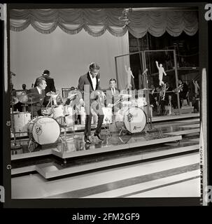 I batteristi gene Krupa e Buddy Rich si impegnano nella loro battaglia di batteria durante una performance di 'Sing, Sing, Sing, sul Sammy Davis Show. Brooklyn, New York, 25 febbraio 1966. Immagine da 6x6 cm negativo. Foto Stock