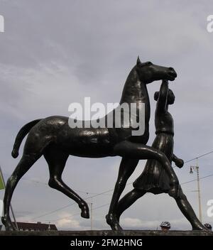 La ragazza conduce un cavallo una scultura dell'artista svizzero Carl Burckhardt, chiamata Amazone Pferd führend a Basilea, Svizzera. Foto Stock